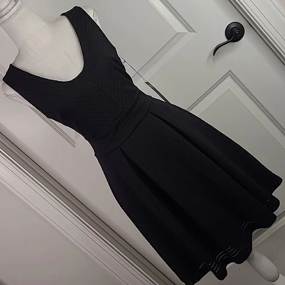 Jennifer López sz 2 lined open weave black dress with oversized backāzipper,